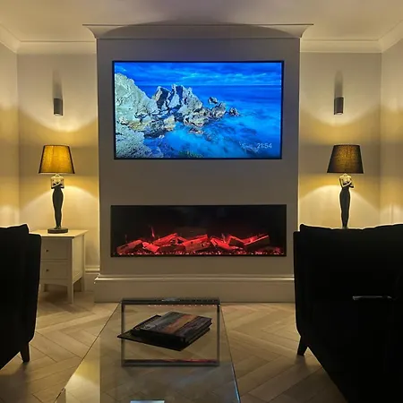 Stunning 2 Bedroom In Apartment *