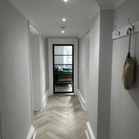 Stunning 2 Bedroom In *