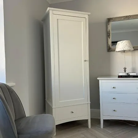 Stunning 2 Bedroom In Apartment
