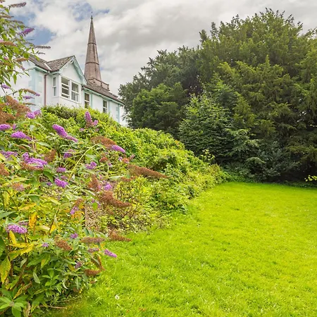 Stunning 2 Bedroom In Apartment *