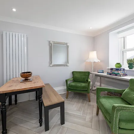 Stunning 2 Bedroom In Apartment