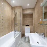 Stunning 2 Bedroom In شقة كيسويك