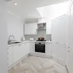 Stunning 2 Bedroom In شقة كيسويك