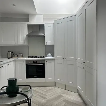 Stunning 2 Bedroom In شقة *