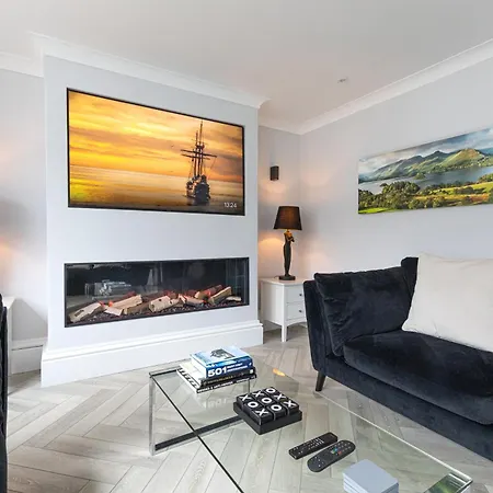 Stunning 2 Bedroom In דירה *