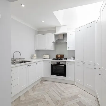 Stunning 2 Bedroom In דירה קזיק
